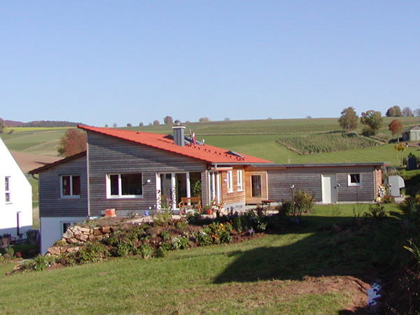 Wohnhaus mit Arztpraxis in Weyhers