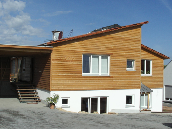 Wohnhaus mit Arztpraxis in Weyhers