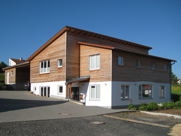 Wohnhaus mit Arztpraxis in Weyhers